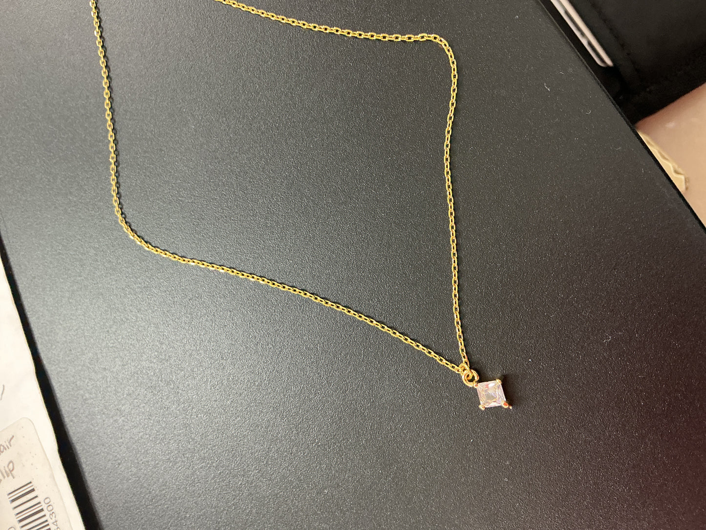Dainty necklace with diamond