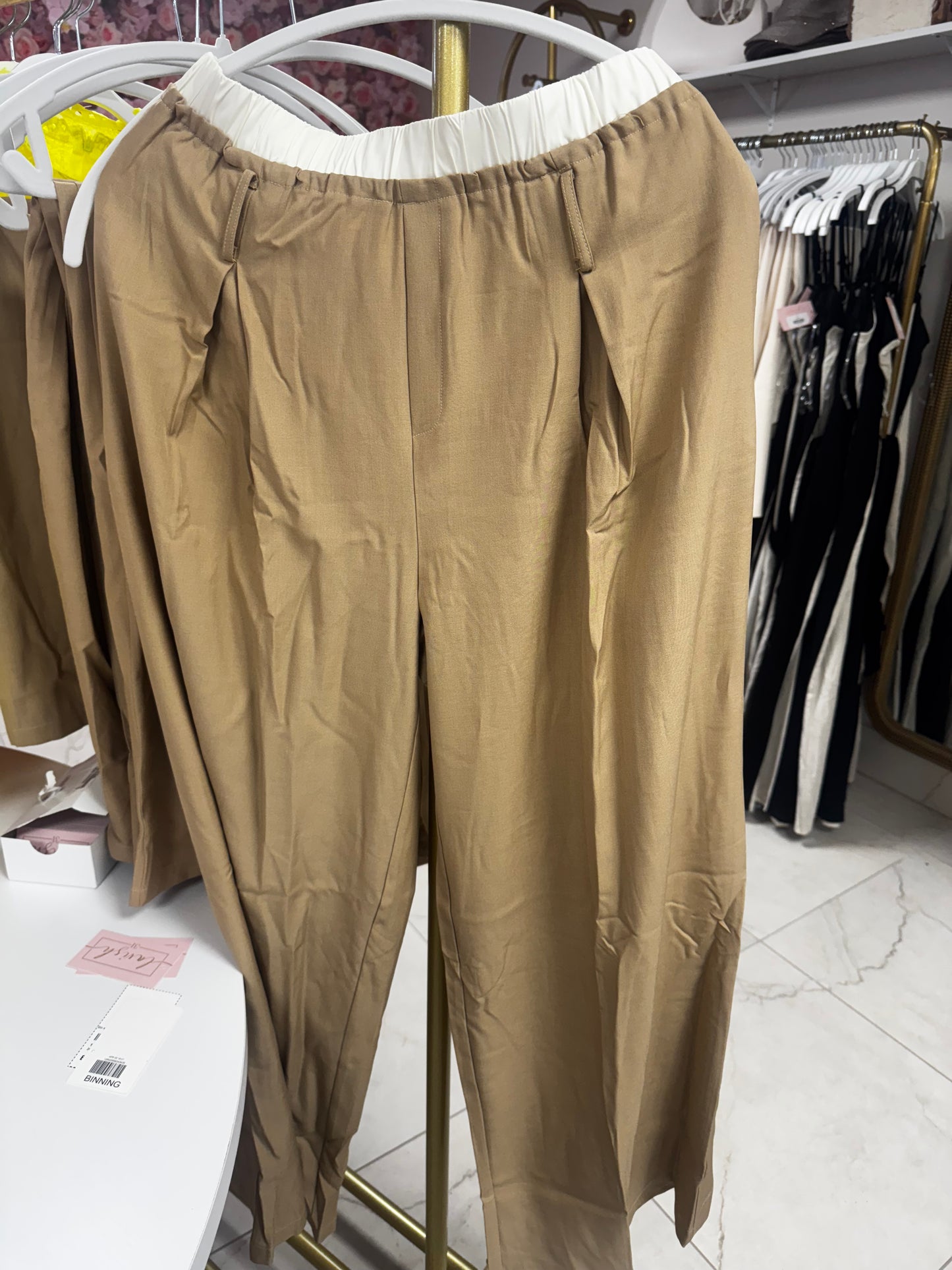 Beige trouser with white waist line
