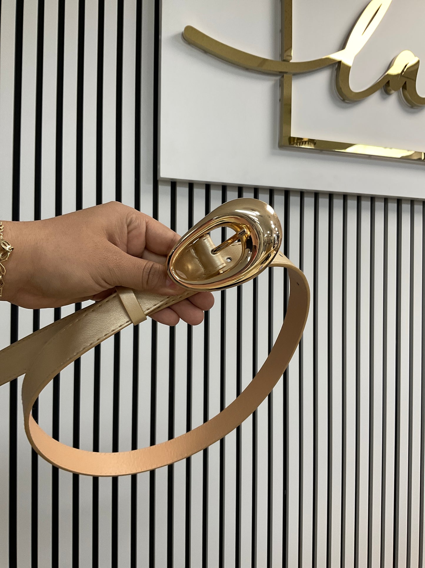 Gold bet with round buckle