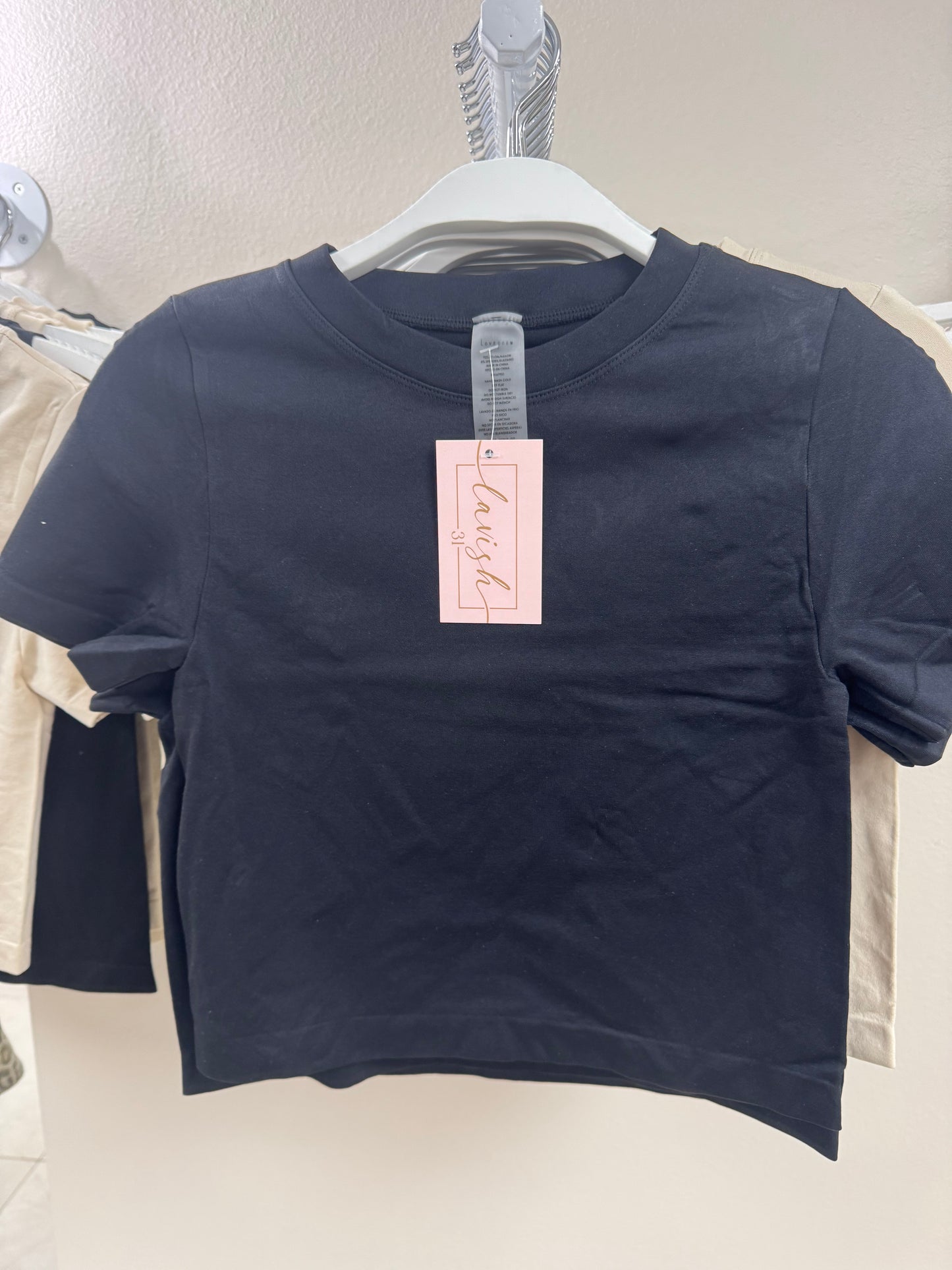 black crew neck tee