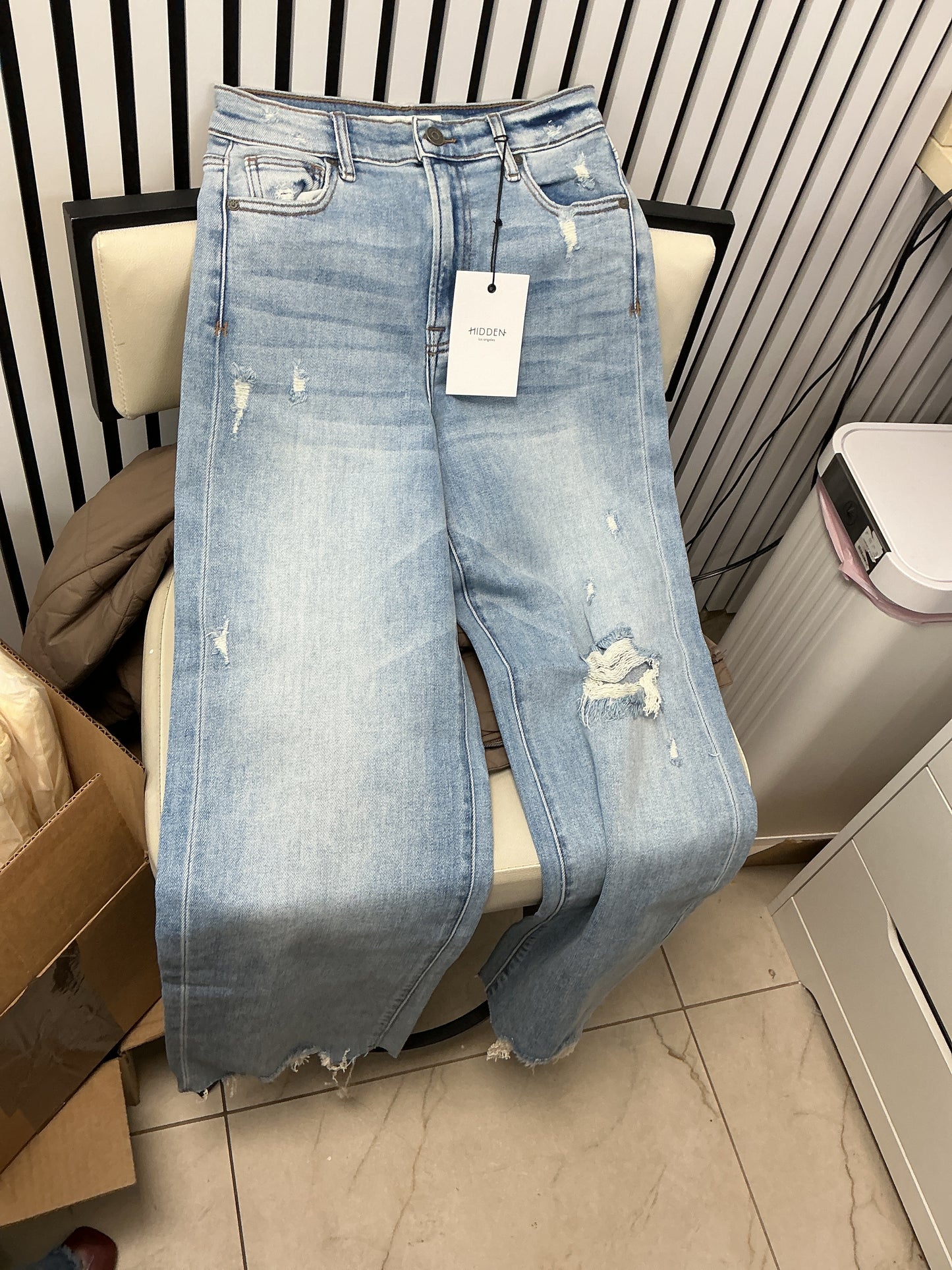 Hidden straight ripped jeans