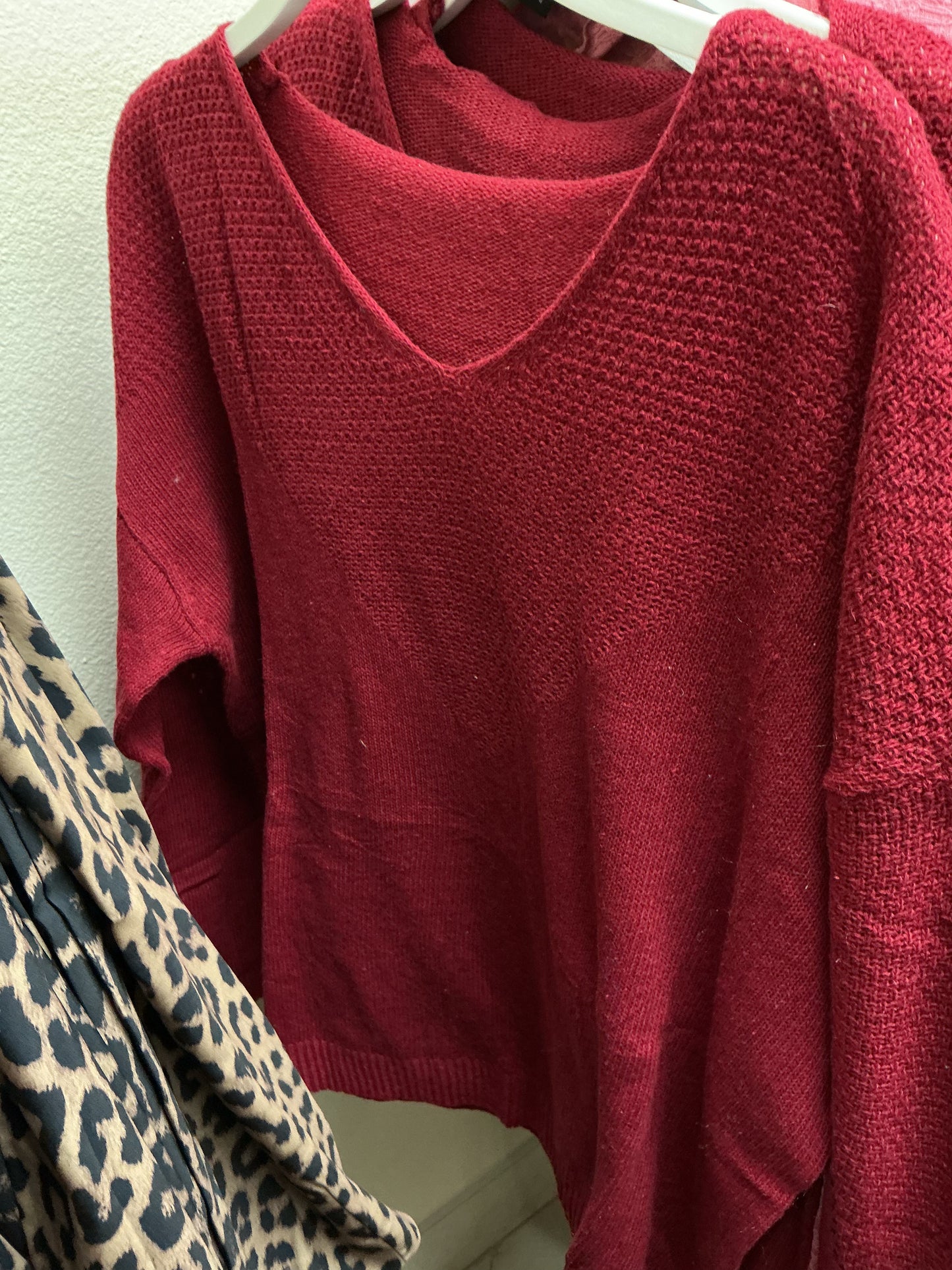 Round neck burgundy sweater