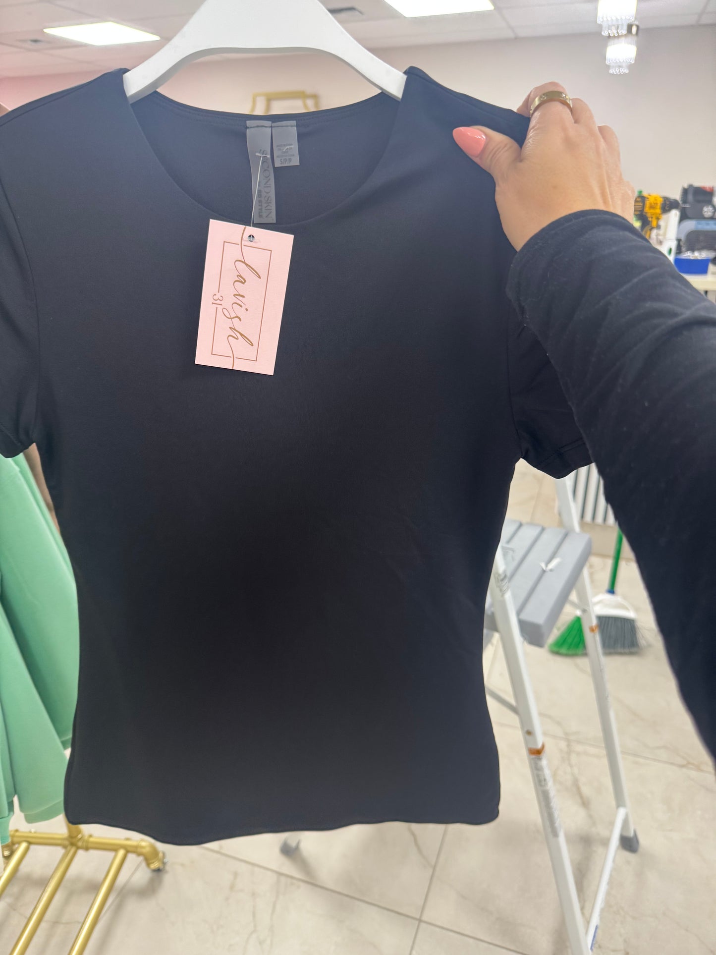Black round neck tee