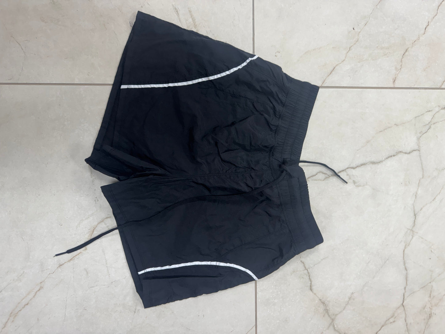 Windbreaker short with drawstring