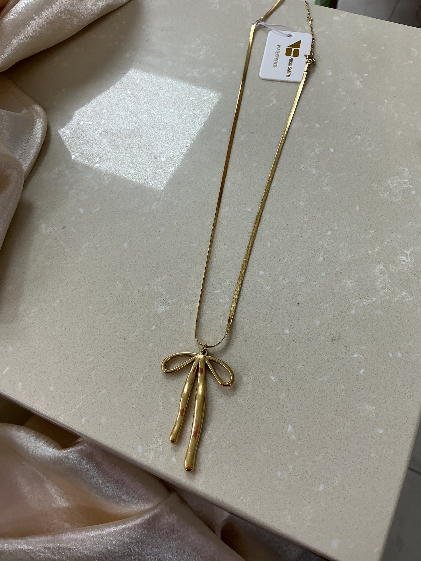 Bow necklace